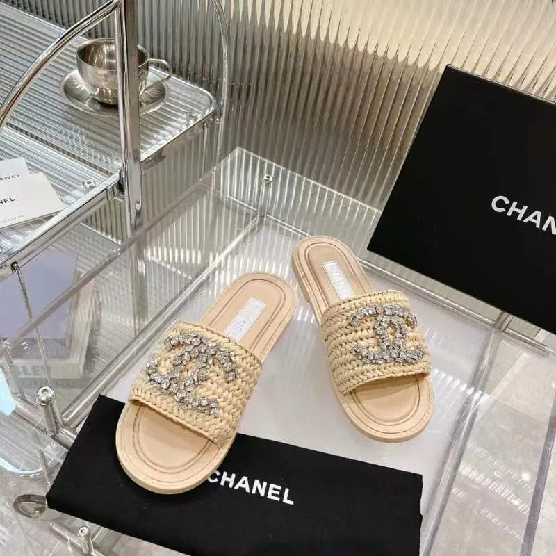 👟👟Ex-factory price 520👟👟 [Ready stock] 𝐂𝐡an𝐞𝐥 23 hot items! bing bing 23 early spring vacation series, the most beautiful rhinestone woven slippers, everyone is crazy to stock up, they are all crazy, it is really long grass, leisurely charm, close your eyes and enter the series!  💭Color: Black/Apricot/White 💭Upper: The upper is made of imported raffia and is fully hand-woven and very comfortable! The hand-made diamond jewelry is sparkling enough 💭Inner pads: imported sheepskin lining and pads 💭Outsole: genuine leather outsole (complex leather outsole with ten grooves and stitching, very particular about material workmanship) 💭Code number: 35-42 (41 and 42 are custom-made and cannot be returned or exchanged)